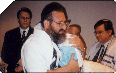 rabbi leider bris.gif